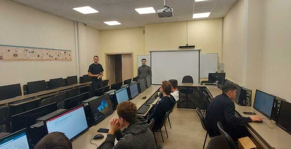 Студенты-программисты встретились с DevOps-инженером Сбербанка