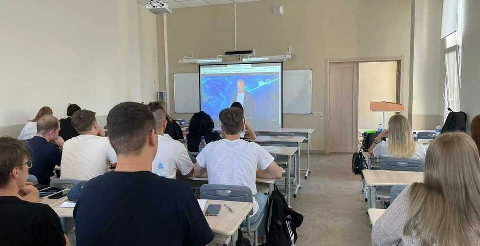 Студенты ЮУТУ на лекции от директора научно-исследовательского центра ГК «ГЕРОФАРМ»