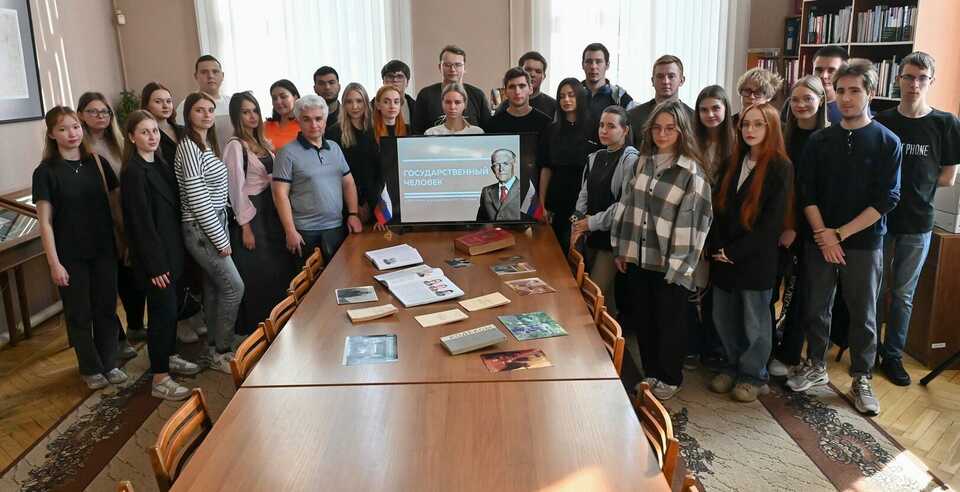 Студенты ЮУТУ на выставке «Государственный человек»