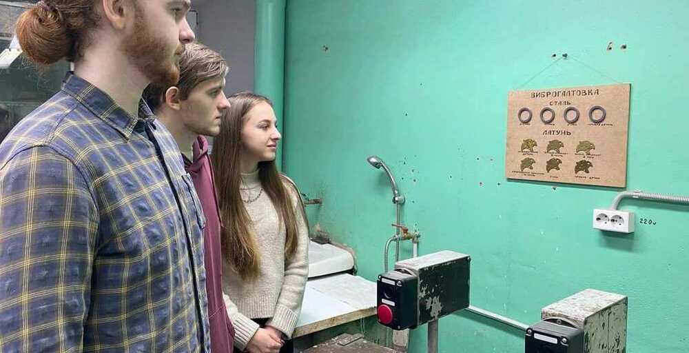 Студенты на экскурсии в Челябинском часовом заводе «Молния»